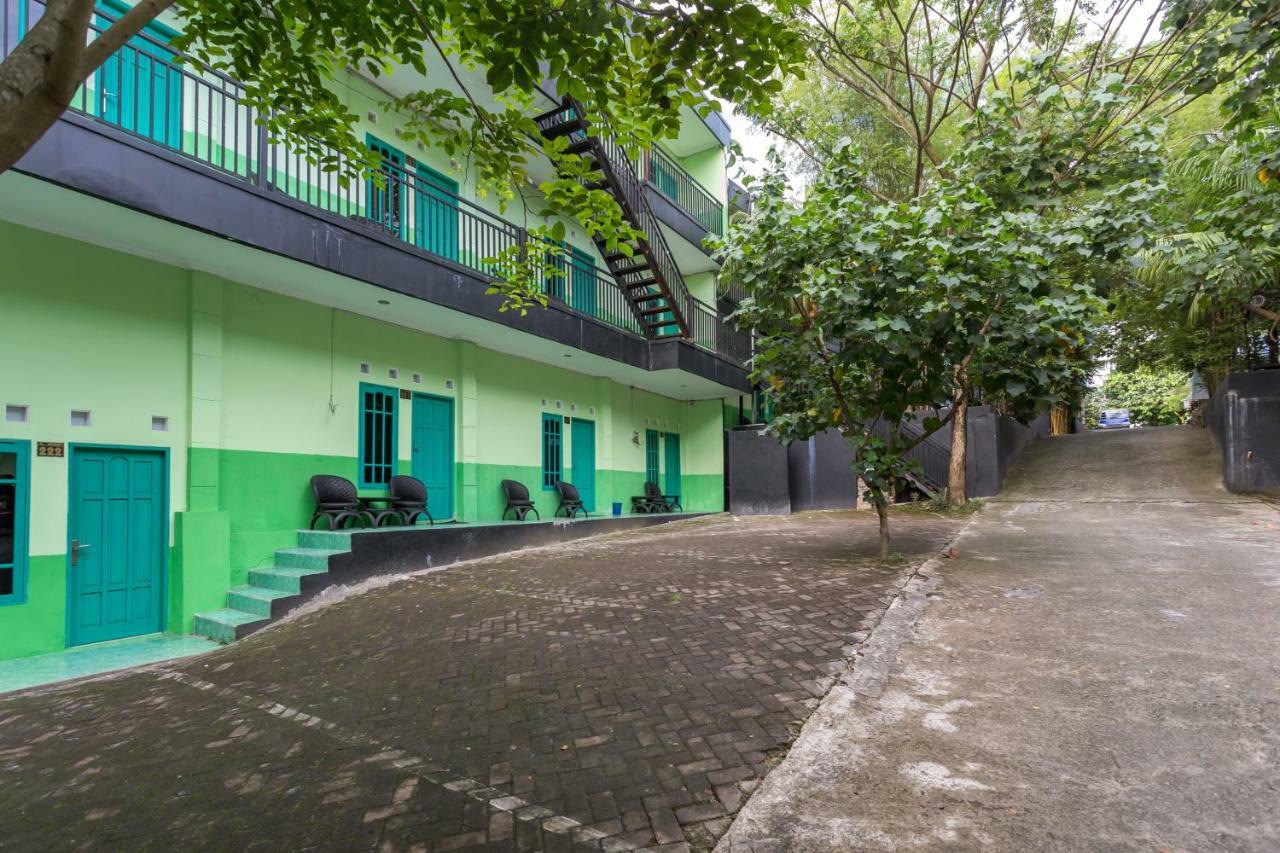 OYO 754 Nur Aziziah Guest House Syariah Balikpapan  Luaran gambar